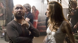 Timur Bekmambetov y Angelina Jolie en el set de "Wanted"